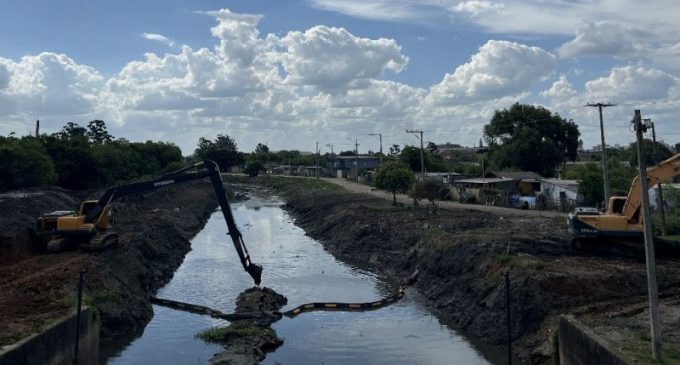 Sanep realiza desassoreamento em estrutura de macrodrenagem