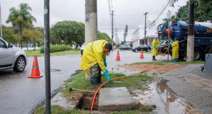 Prefeitura monitora escoamento pluvial no município