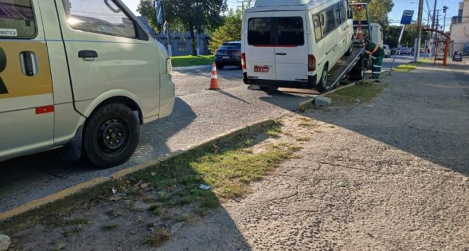 Fiscalização apreende três vans escolares com irregularidades