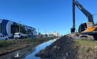 Sanep realiza desassoreamento de canal na Bento Gonçalves
