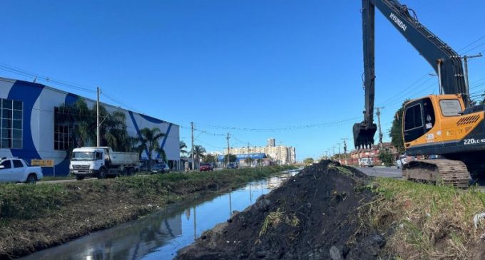 Sanep realiza desassoreamento de canal na Bento Gonçalves