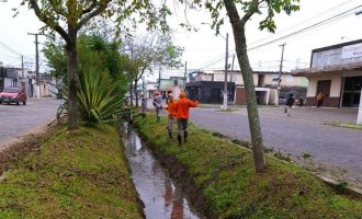 Prefeitura desobstrui canal do Lindóia