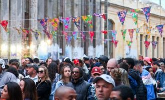 Sofá na Rua ocupa o centro histórico de Pelotas com música autoral e feirinha criativa no domingo (25)