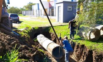 Serviços Urbanos realiza canalização no entorno de Emei no Sítio Floresta