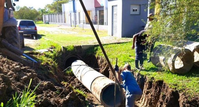 Serviços Urbanos realiza canalização no entorno de Emei no Sítio Floresta