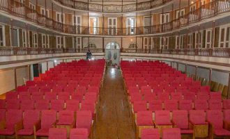 Empresa vencedora da licitação instala poltronas da plateia do Sete de Abril