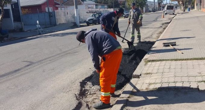 Secretaria de Obras e Pavimentação faz tapa-buracos no Areal e Três Vendas