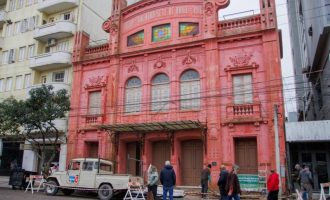 Tapumes da fachada do Theatro Sete de Abril são removidos