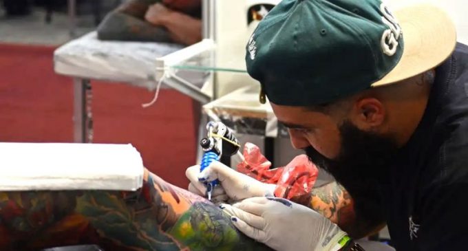 CFM proíbe anestesia para a realização de tatuagens