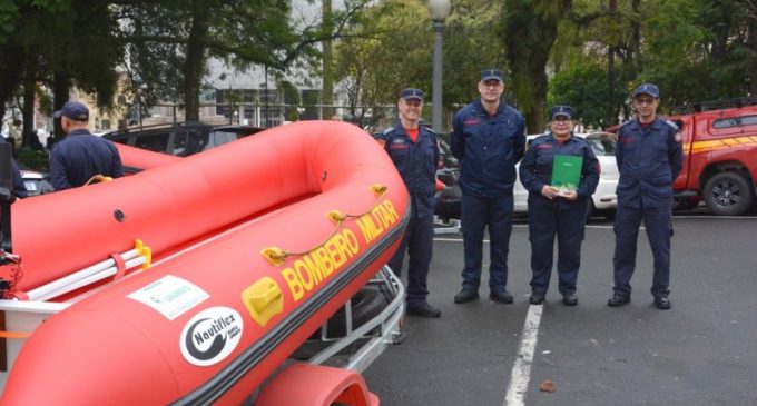 Unimed entrega botes motorizados e drones a Bombeiros