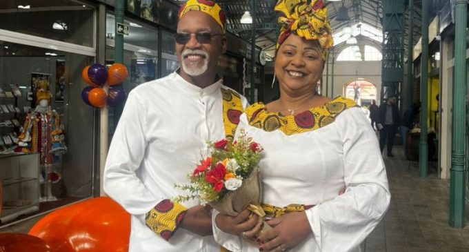Casal Celebra Amor e Raízes em Casamento Inesquecível no Mercado Central