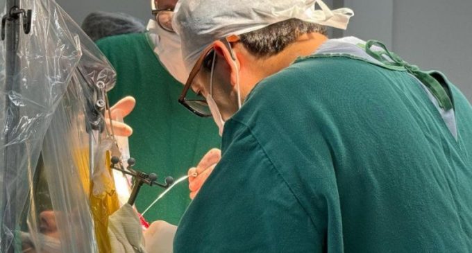 HUSFP/UCPel realiza microcirurgia para remoção de tumor cerebral com paciente acordado