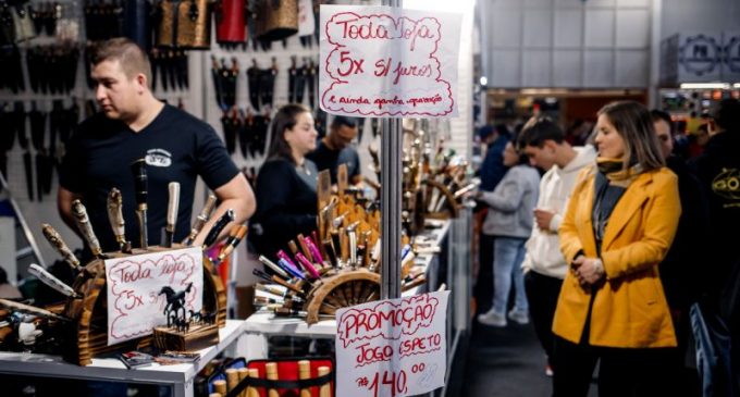 Descontos de fim do estoque atraem o público na 31ª Fenadoce