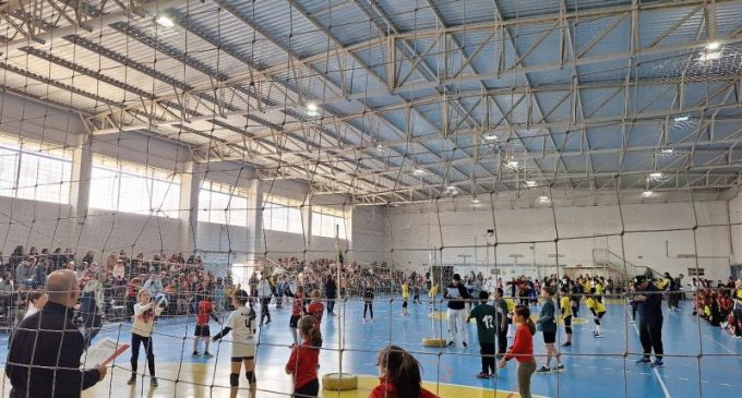 Festival de minivolei reuniu 250 crianças