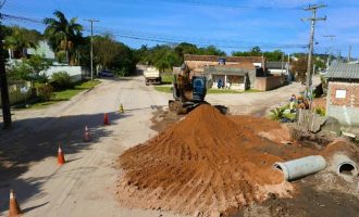 Prefeitura começa a instalar 32 metros de travessia na Vila da Palha