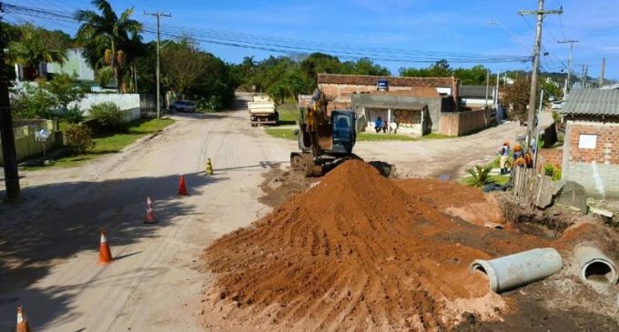 Prefeitura começa a instalar 32 metros de travessia na Vila da Palha