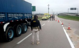 Motociclista de 18 anos morre ao bater na traseira de carreta