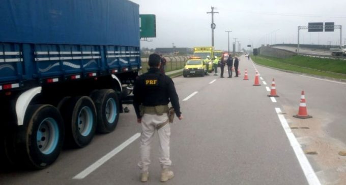 Motociclista de 18 anos morre ao bater na traseira de carreta