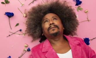 Chico César celebra 30 anos do álbum “Aos Vivos” em show no Theatro Guarany