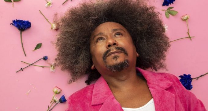 Chico César celebra 30 anos do álbum “Aos Vivos” em show no Theatro Guarany