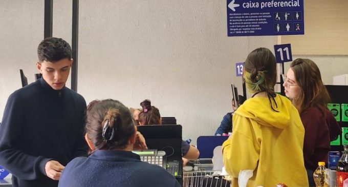 Supermercados deverão disponibilizar caixas preferenciais para consumidores com sacolas retornáveis
