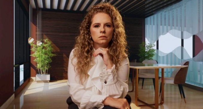 Carina Raubach lança seu primeiro livro, Imparáveis, em Pelotas