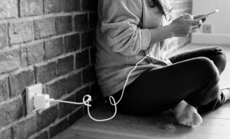 Riscos e perigos com energia: dicas sobre como evitar acidentes com celulares na tomada