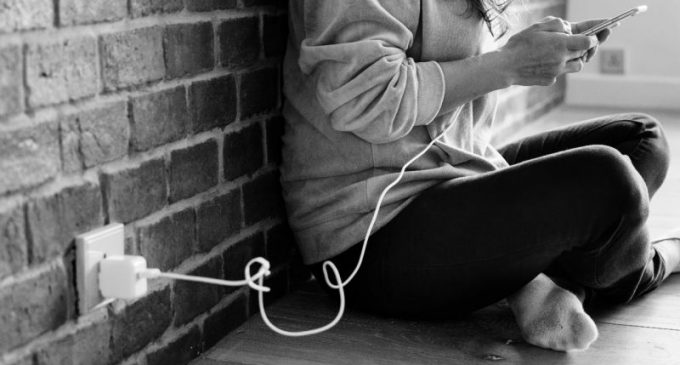 Riscos e perigos com energia: dicas sobre como evitar acidentes com celulares na tomada