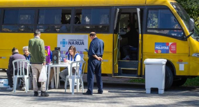 Consultório na Rua é sucesso com ponto fixo na praça