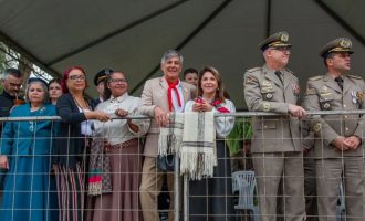 Desfile Farroupilha reúne milhares de pessoas na avenida Bento Gonçalves