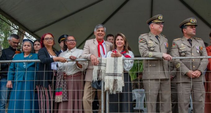 Desfile Farroupilha reúne milhares de pessoas na avenida Bento Gonçalves