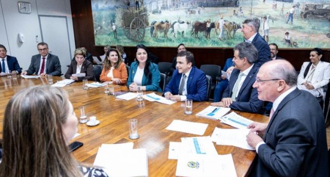 Famurs entrega a Alckmin pedido de apoio a setores gaúchos afetados pelo tarifaço dos EUA