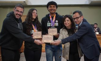 Paulo Coitinho presta homenagem a atletas do projeto Remar para o Futuro