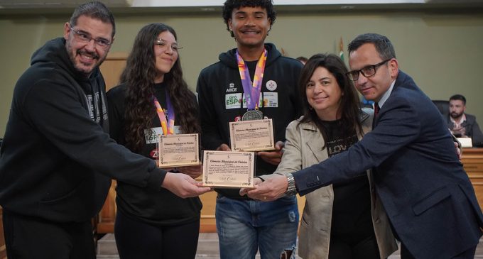 Paulo Coitinho presta homenagem a atletas do projeto Remar para o Futuro