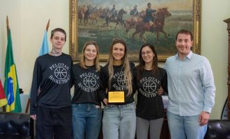 Vereador Carlos Junior homenageia basquete feminino da UFPel