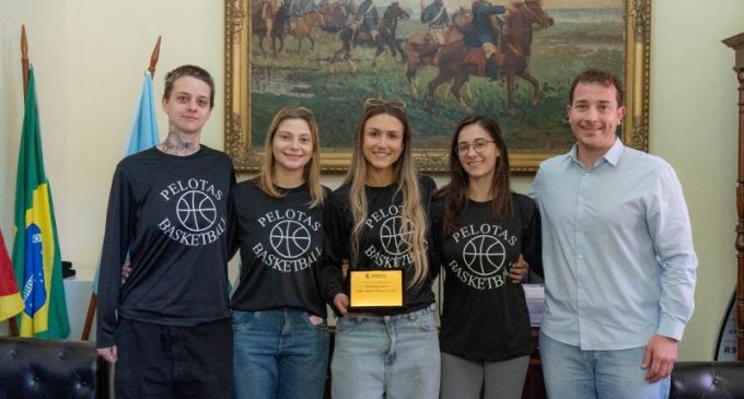 Vereador Carlos Junior homenageia basquete feminino da UFPel