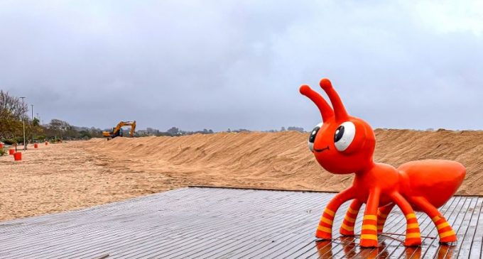 Prefeitura retira sistema de quebra-ondas no Laranjal