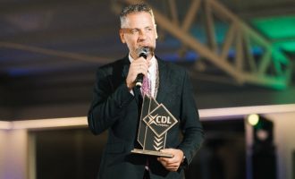 CDL Pelotas entrega Troféu Mérito CDL a Vinicios Leitzke da Osirnet