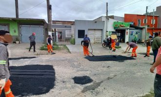 Prefeitura faz tapa-buracos na rua Paulo Zanotta do Fragata