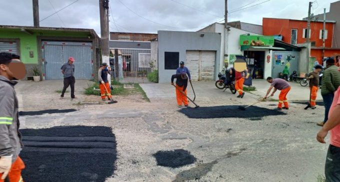 Prefeitura faz tapa-buracos na rua Paulo Zanotta do Fragata