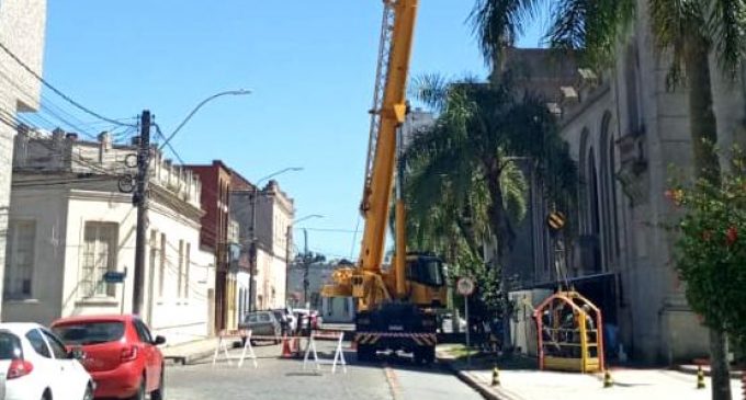 Rua Anchieta está interrompida no entroncamento com a Catedral