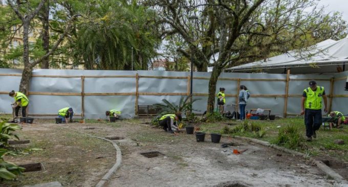 Prefeitura e UFPel iniciam escavações na obra de reforma do banheiro da praça