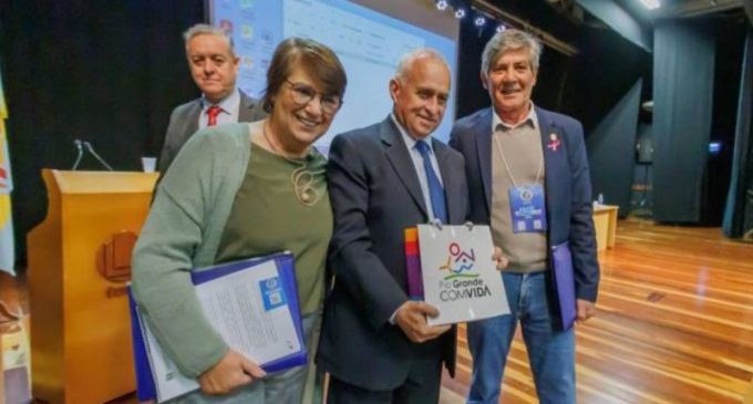 Prefeito Marroni assina termo de compromisso pela Primeira Infância