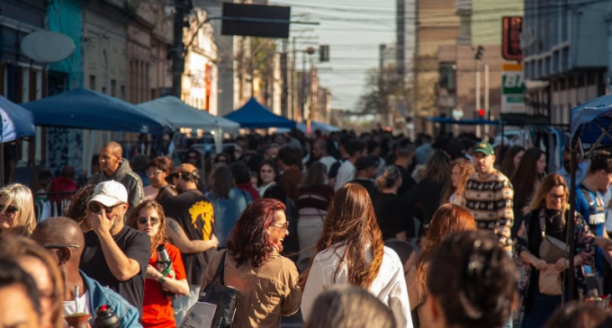 Som do RS em parceria com Sofá na Rua trazem circuito cultural e movimentam a rua de Pelotas