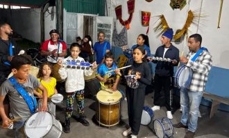 Iniciam as oficinas de percussão promovidas pela Academia do Samba