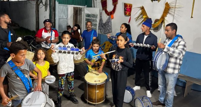 Iniciam as oficinas de percussão promovidas pela Academia do Samba