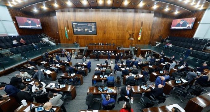 Em sessão extraordinária, deputados aprovam projeto orçamentário do estado para 2026