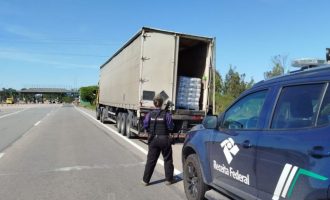 Receita Federal apreende caminhão com carga de vinhos estrangeiros em Pelotas
