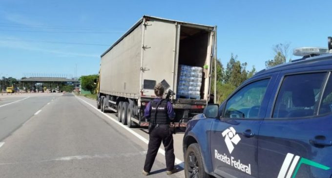 Receita Federal apreende caminhão com carga de vinhos estrangeiros em Pelotas