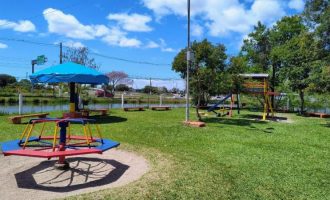 Brinquedos da praça aberta da rodoviária são reformados